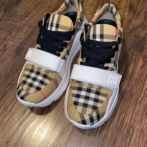 BURBERRY SHOWS SIZE 7 - Picture 3 of 5